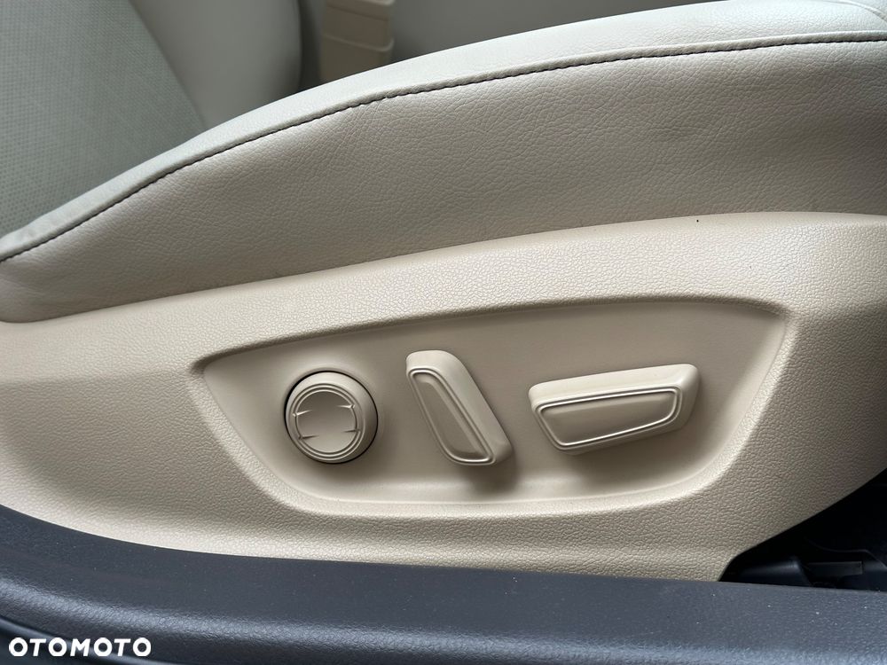 Toyota Camry 2.5 Hybrid Executive CVT - 17
