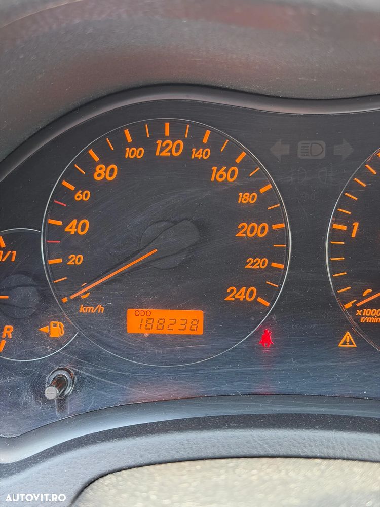 Toyota Avensis 2.2 D-4D Luxury - 12