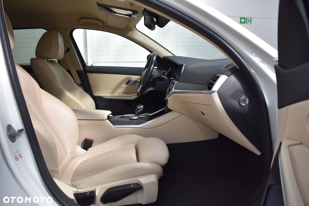 BMW Seria 3 320e Luxury Line - 26