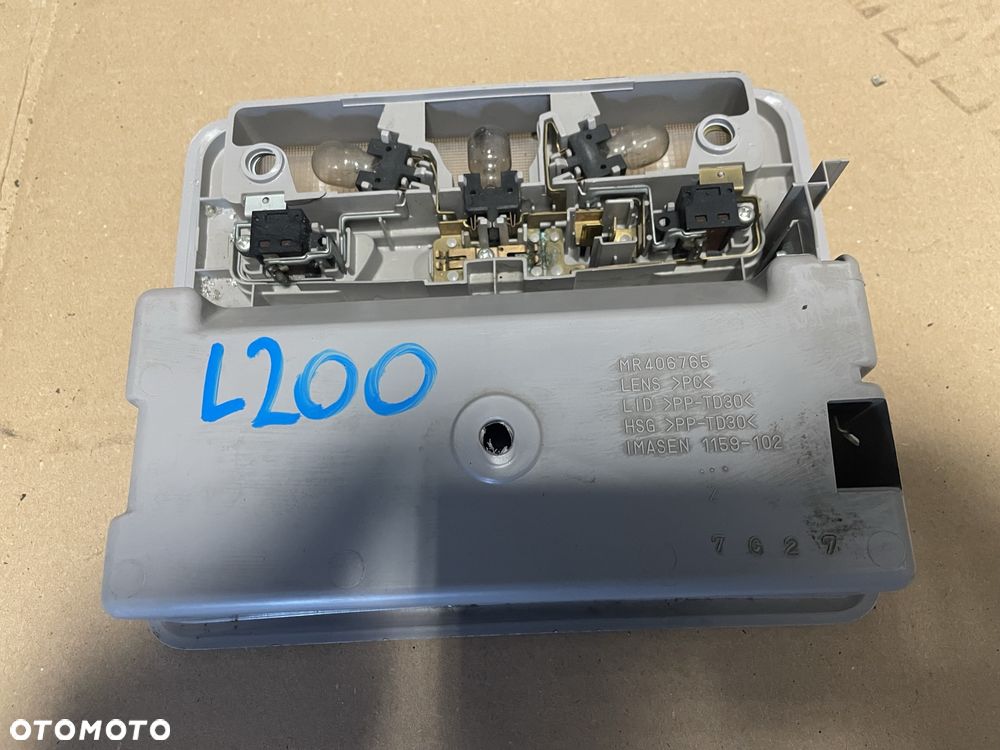MITSUBISHI L200 OŚWIETLENIE KABINY WNĘTRZA LAMPKA PODSUFITKI MR406765 - 2