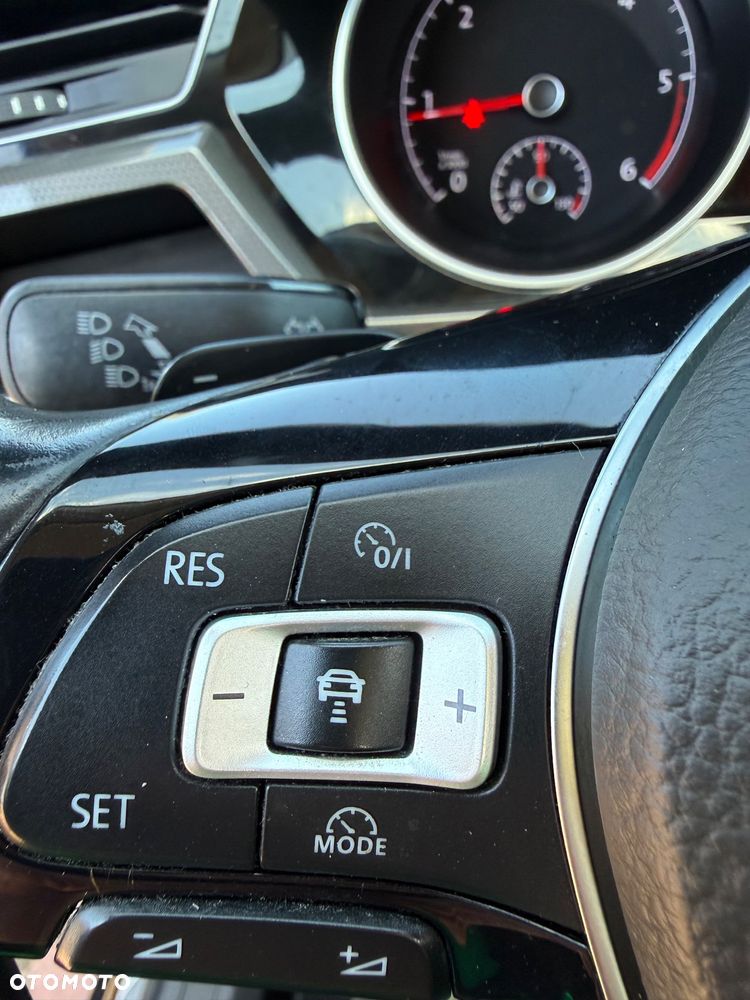 Volkswagen Touran 2.0 TDI SCR DSG Join - 29