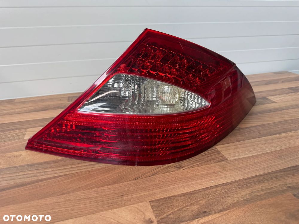 LAMPA TYLNA PRAWA MERCEDES CLS W219 A2198200264 - 2