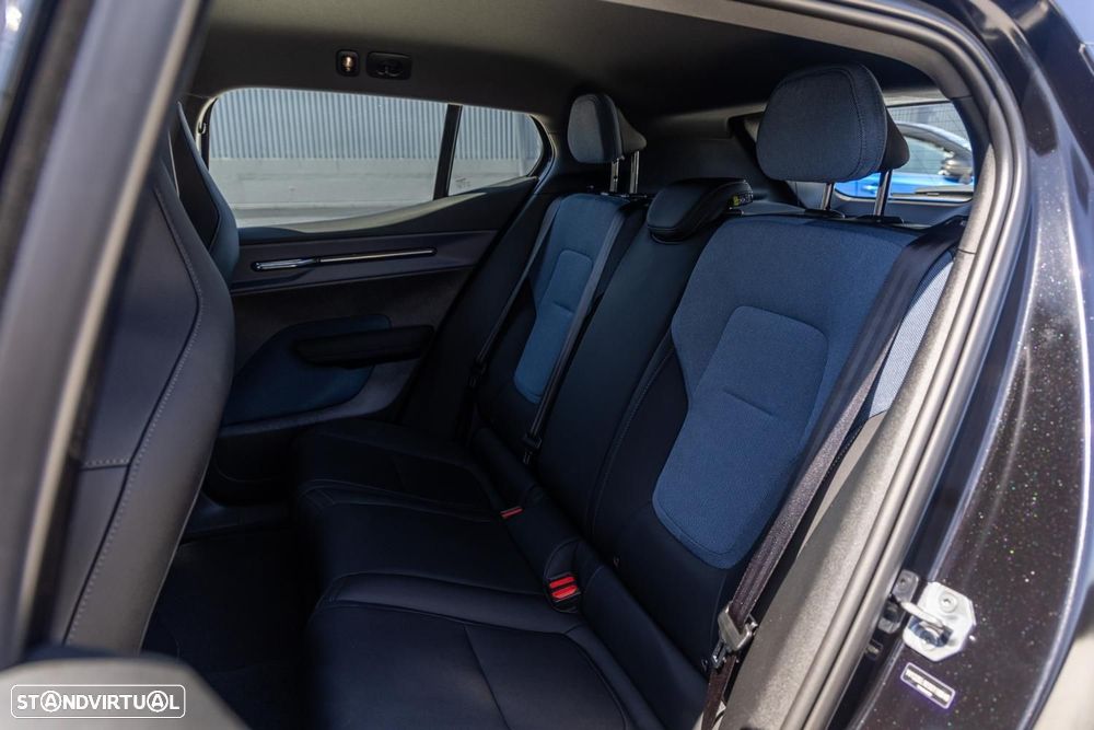 Volvo EX30 69 kWh Single Motor Extended Range Black Edition - 38
