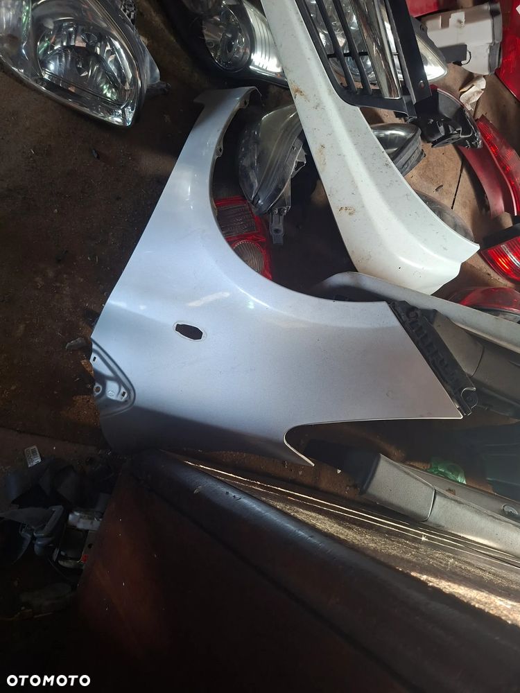 lewy błotnik yaris II 1E7 srebrny poznan - 3