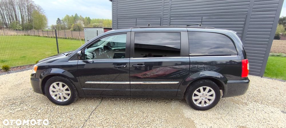 Chrysler Town & Country - 16