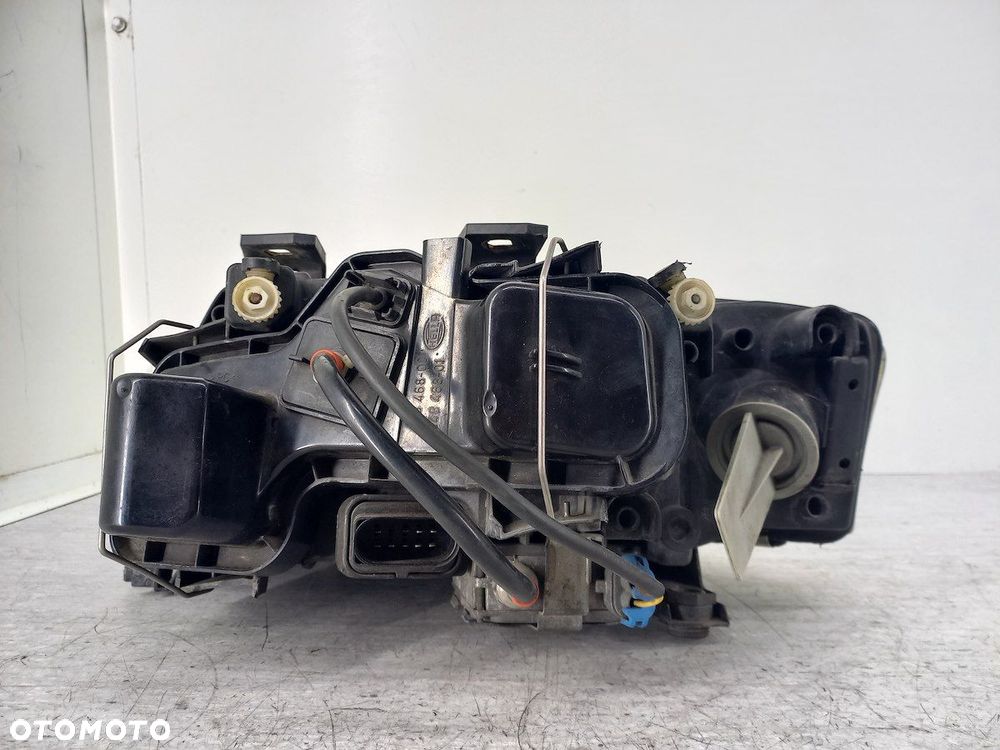LAMPA PRZÓD PRAWA XENON AUDI A6 C5 - 3