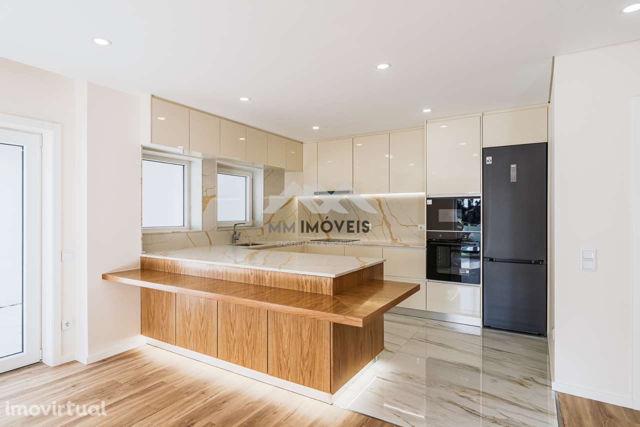 Moradia | 4 Frentes | Baguim do Monte | Garagem | Terraço | Jardim - Grande imagem: 2/47