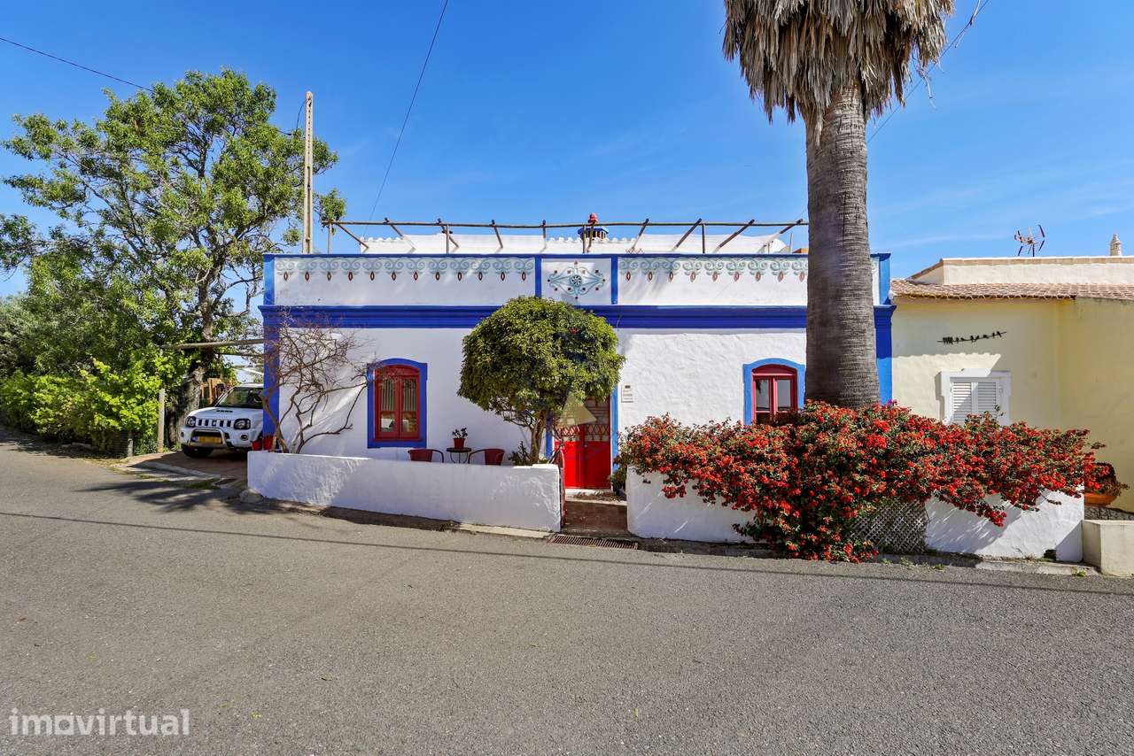 Moradia com 3 Quartos e Piscina, Tradicional, Totalmente Remodelada na - Grande imagem: 2/60