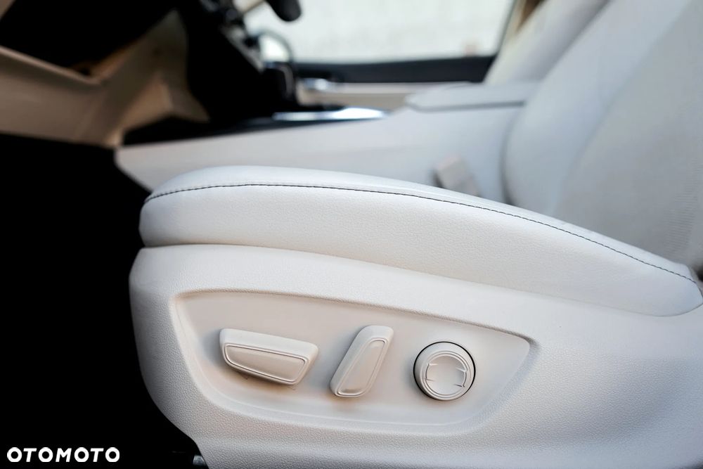 Toyota Camry 2.5 Hybrid Executive CVT - 17