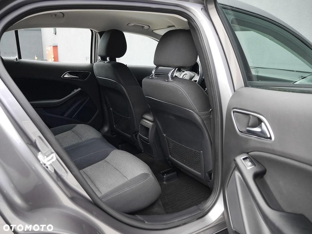 Mercedes-Benz GLA 180 7G-DCT - 32