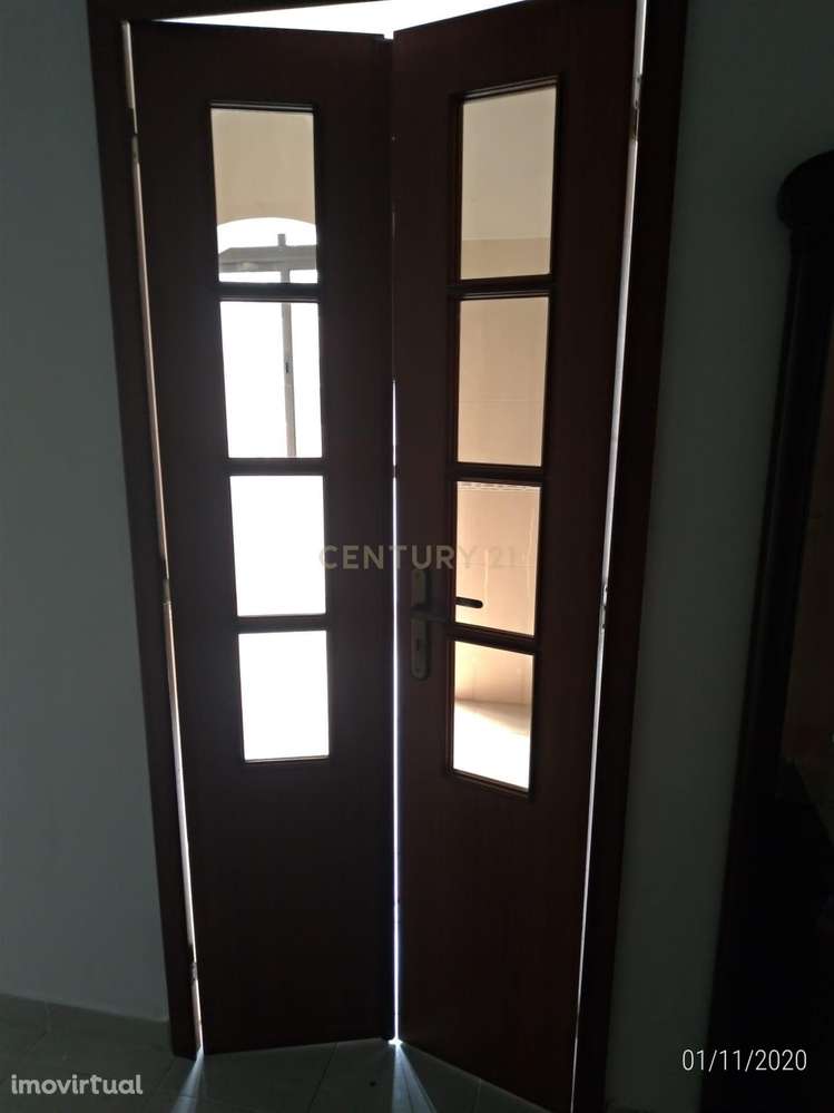 T1 com elevador e varanda na Cruz de Pau / Amora - Grande imagem: 4/26