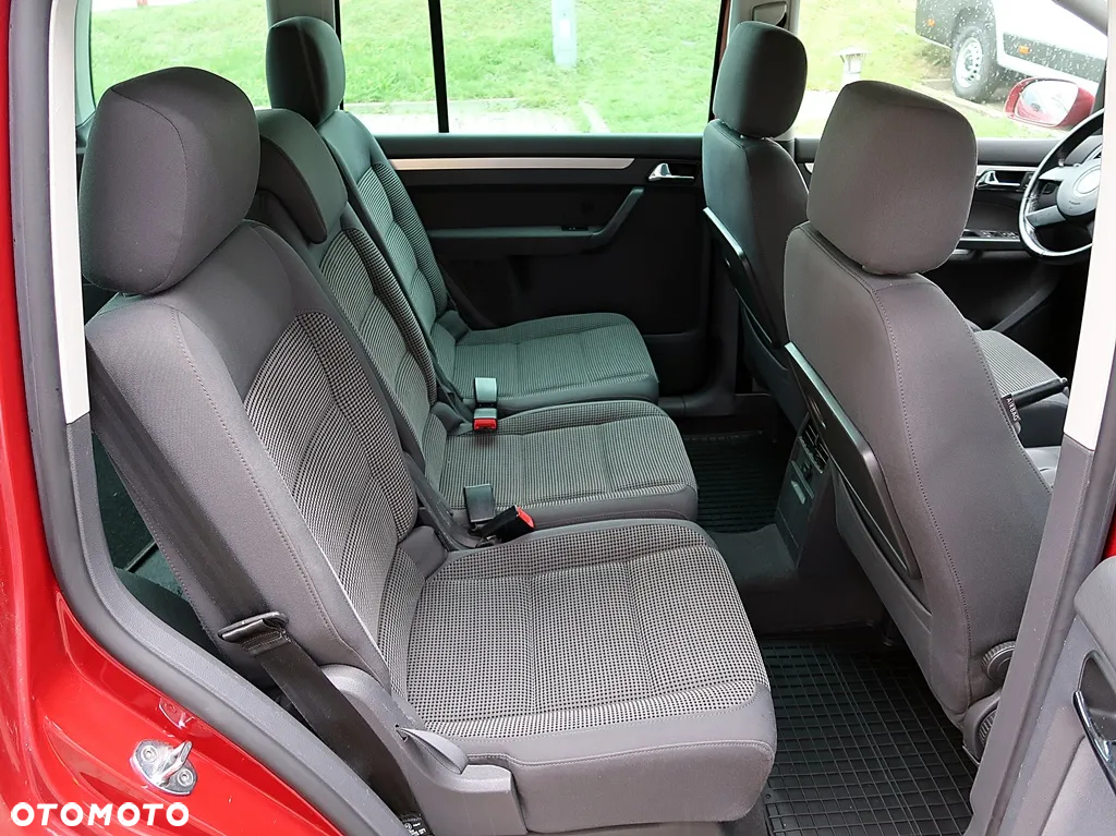 Volkswagen Touran 2.0 FSI Trendline - 11