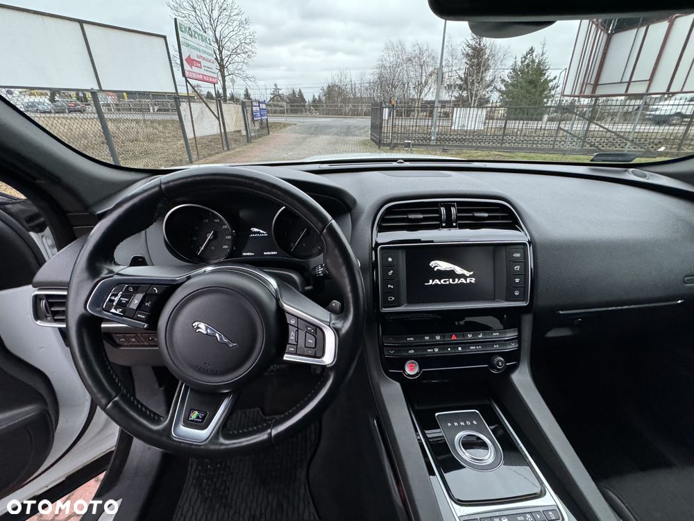 Jaguar F-Pace 2.0 i4D AWD R-Sport - 12