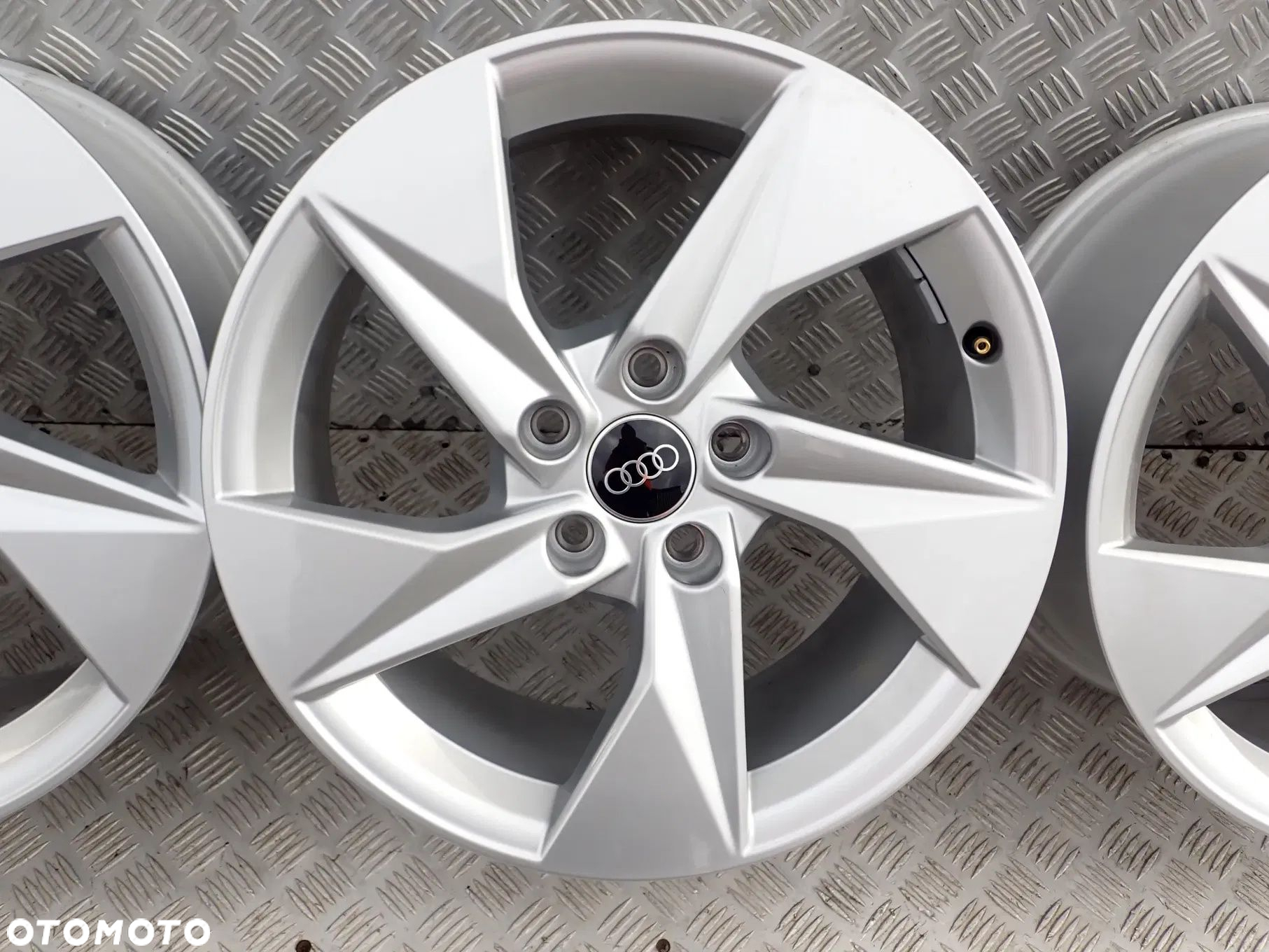 FELGI ALUMINIOWE AUDI 8x17 et 46 A3 A4 b5 b6 b7 A5 A6 A8 Q2 Q3 Q5 - 8Y0601025A - 7