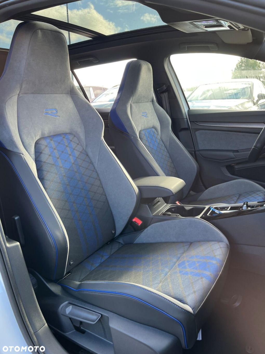 Volkswagen Golf VIII 2.0 TSI 4Motion R - 8