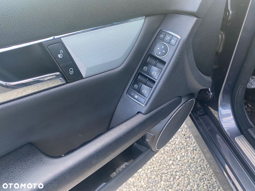 Mercedes-Benz Klasa C 180 CGI BlueEFFICIENCY Avantgarde - 21