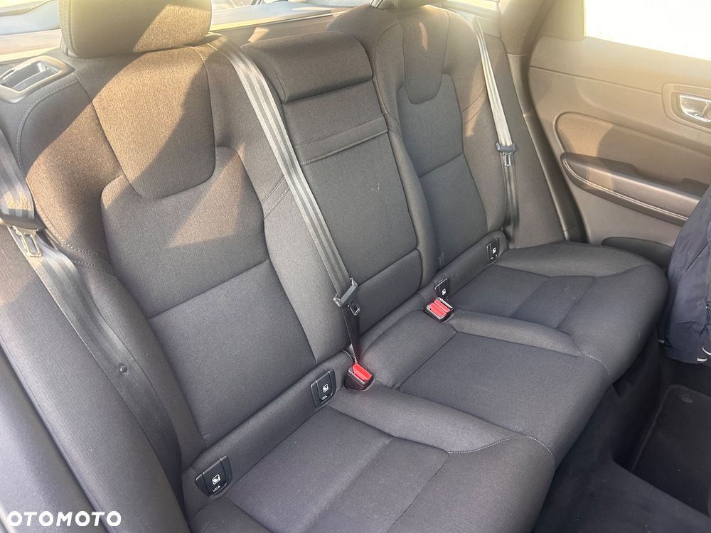 Volvo XC 60 D4 Momentum - 24