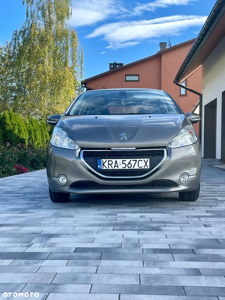 Peugeot 208 - 8