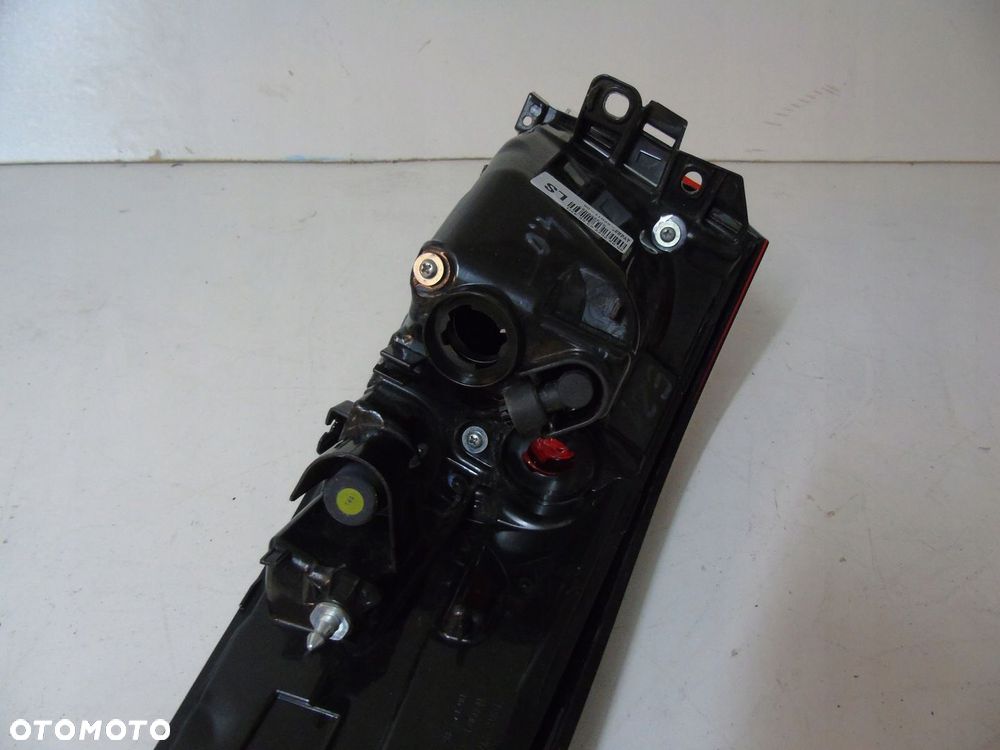 Toyota Corolla E21 sedan lampa tylna 81560-02D11-00 - 4