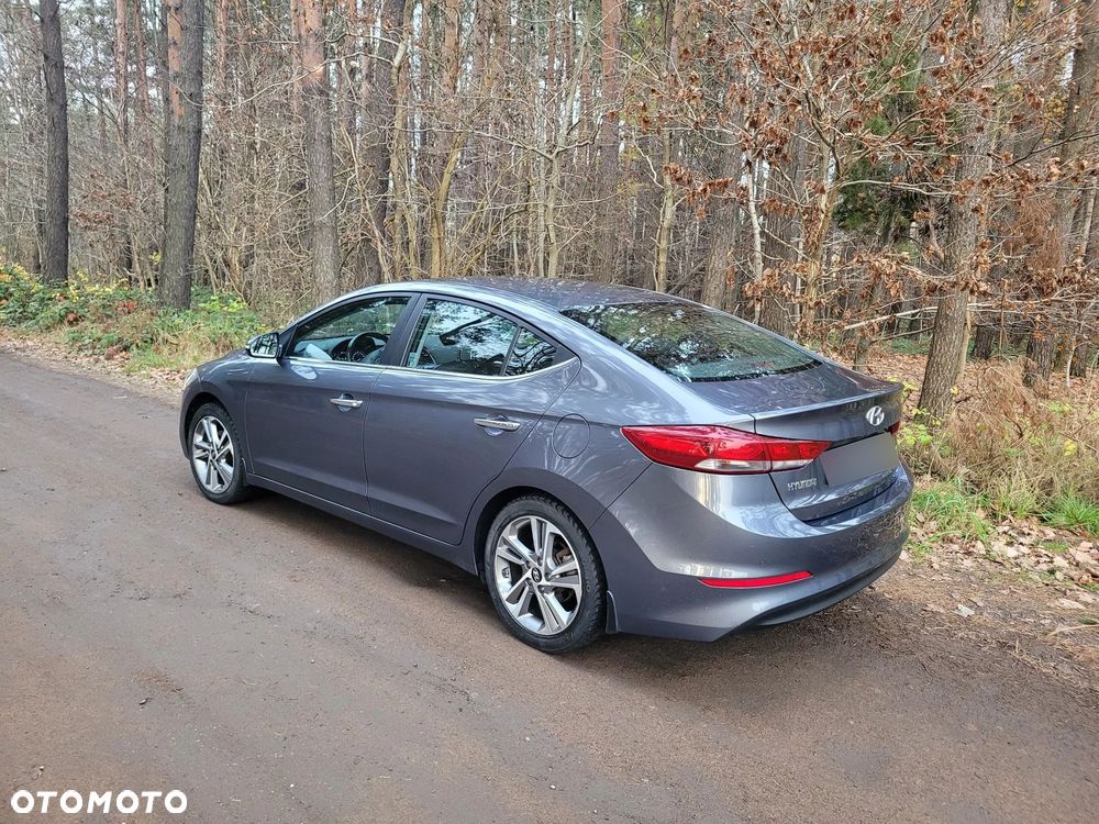 Hyundai Elantra 1.6 Style - 12