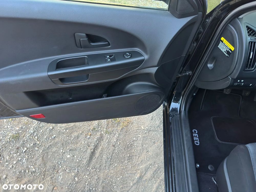 Kia Ceed 1.4 CVVT Dream-Team Edition - 13