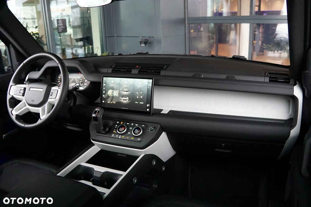 Land Rover Defender 110 D250 X-Dynamic SE - 37