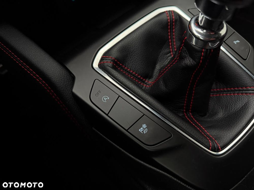 Ford Kuga 2.0 EcoBlue Hybrid ST-LINE - 28