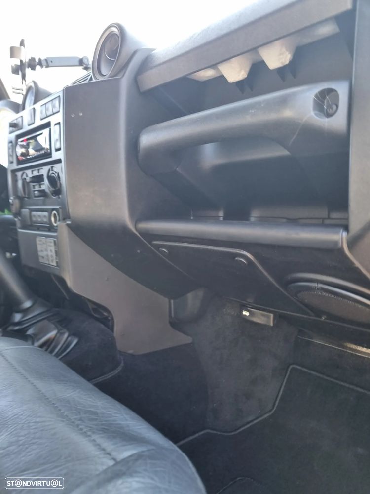 Land Rover Defender 90 SW 2.4 CRD S - 17