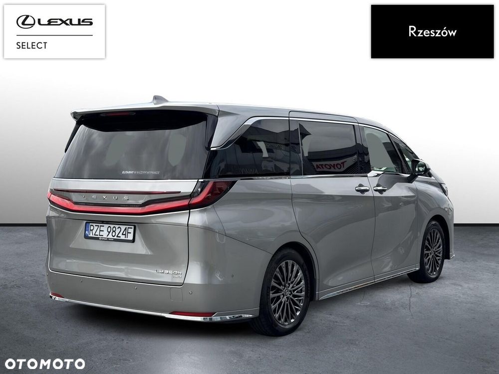 Lexus LM - 5