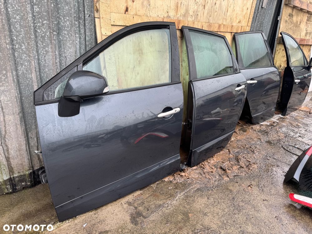 Renault grand scenic 3  grandscenic TEB66  / EA3 / Jz1V / TLALLE / SZHR / SAN513 // D22240 drzwi prawe lewe przednie tylne tył przód kompletny przód grand Scenic 3 szary ciemny drzwi prawe lewe lusterko składane zderzak tył tylni klapa bagażnika klapa tył lampy tył tylnie prawa lewa belka tylnia Podszybie kompletne osłoną słupka prawa lewa zawiasy maski prawy lewy wąż węże klimy podstawa akumulatora zbiorniczek spryskiwaczy filtr powietrza belka dolna przednia na dole zbiorniczek płynu chłodzącego  Lampa prawa lewa bixenon xenon 08120 /260100027r / 89902929  błotnik przód przedni prawy lewy maska pas przedni benzyna tce 130 benzyna zderzak przód przedni pdc 4 czujniki spryski Zenona komplet - 24