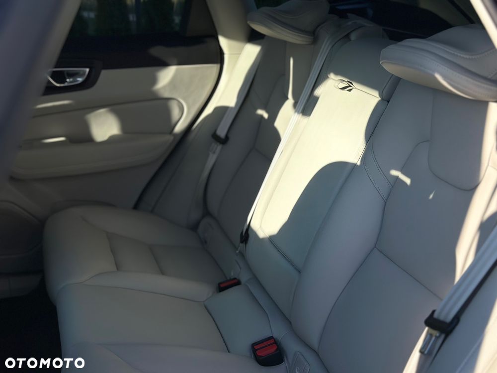 Volvo XC 60 B5 B AWD Plus Bright - 24