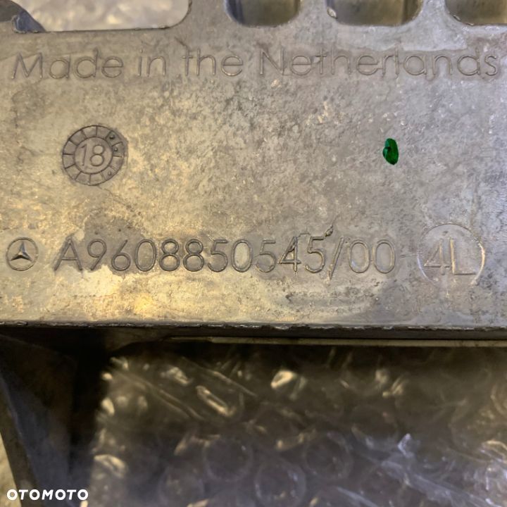 WSPORNIKI ALUMINIOWE LAMPY LEWY I PRAWY ACTROS MP4 - 2