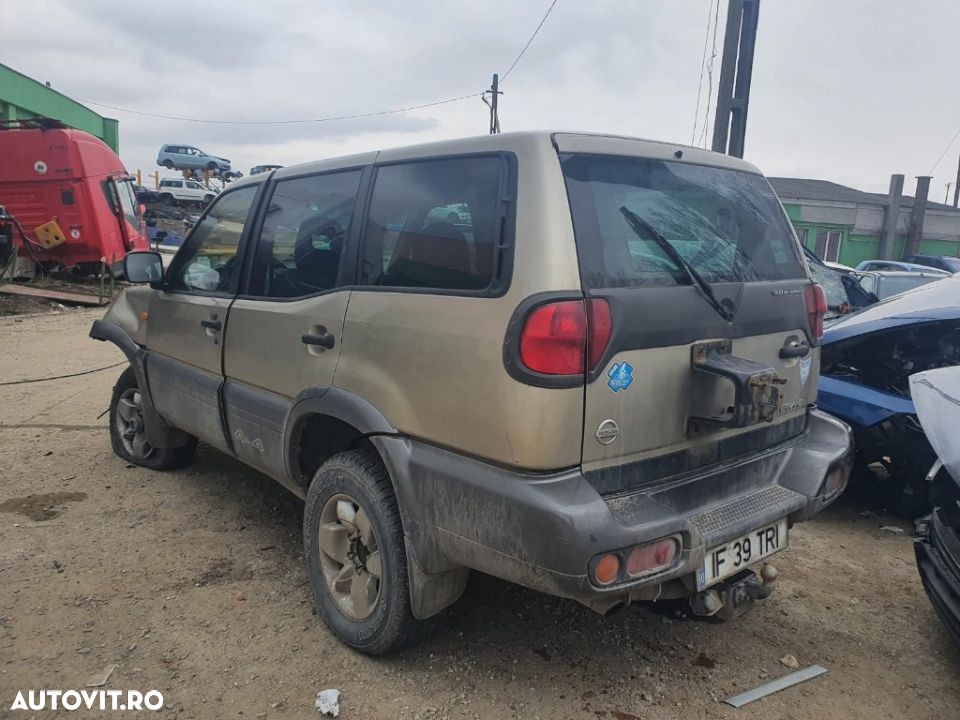 Mocheta portbagaj rulou bloc lumini maneta semnalizare Nissan Terrano 2 motor 3.0di dezmembrez - 4