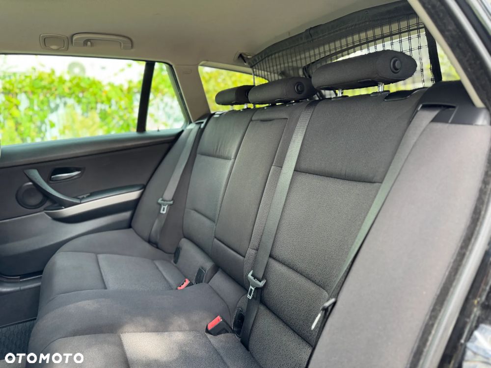 BMW Seria 3 320i Touring - 30