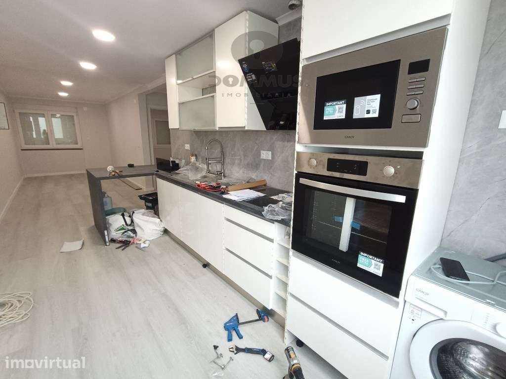 Apartamento T2 Totalmente Remodelado em Benfica - Grande imagem: 2/17