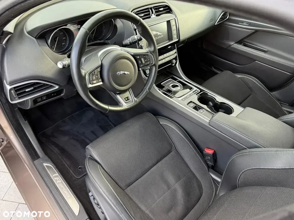 Jaguar XE 2.0 D R-Sport - 28