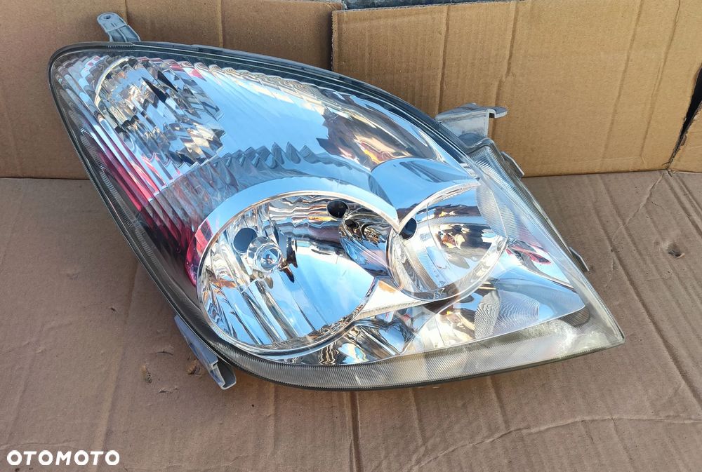 Reflektor prawy Lampa Prawa Toyota Corolla Verso 2001- Eu