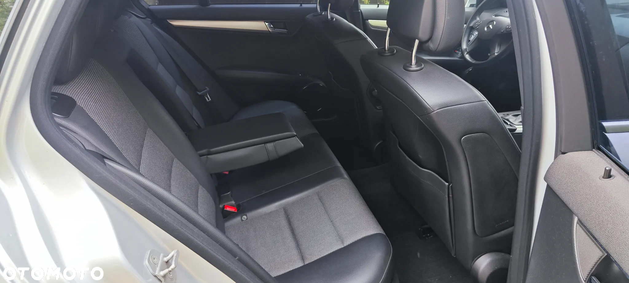 Mercedes-Benz Klasa C 180 T CGI Automatik BlueEFFICIENCY Avantgarde - 26