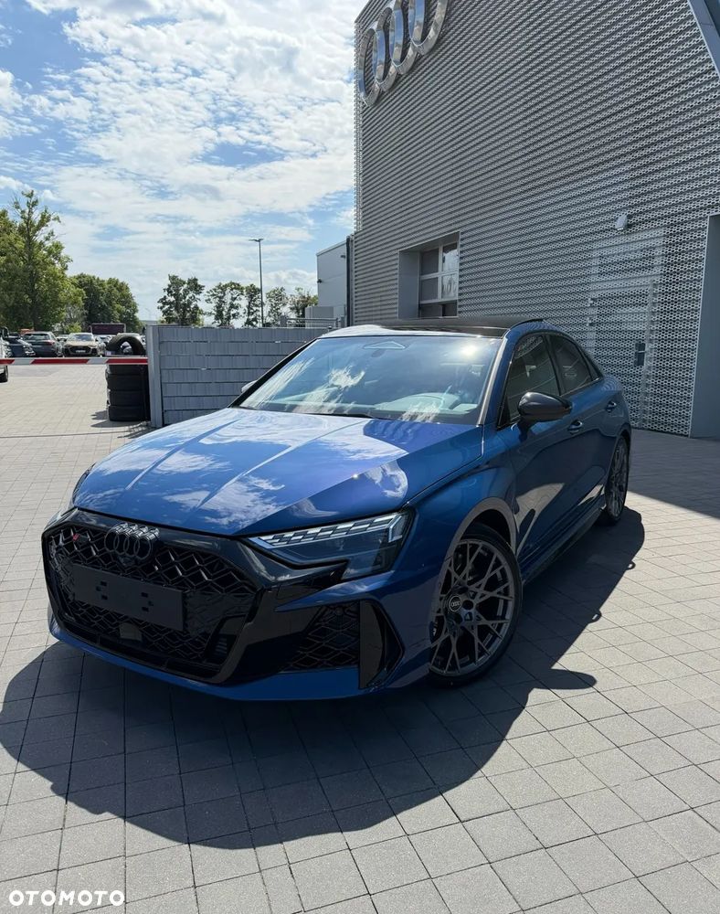 Audi RS3 Limousine - 1