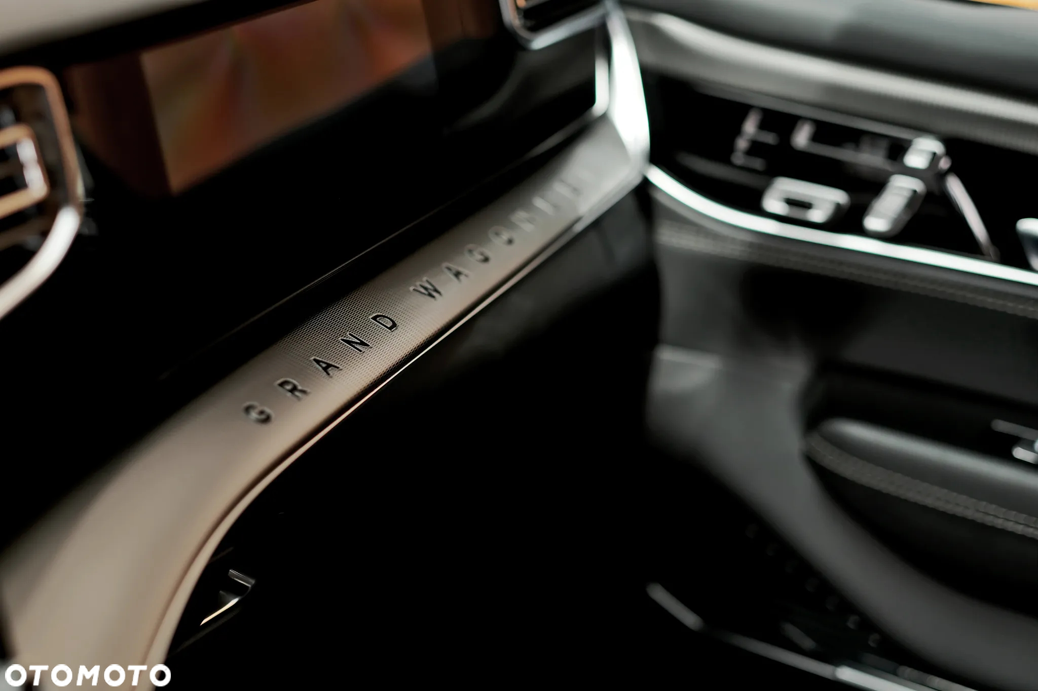 Jeep Grand Wagoneer - 20