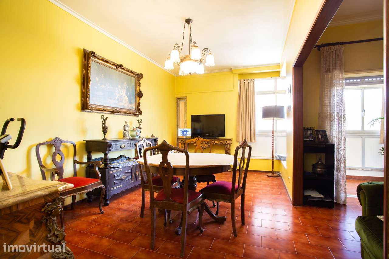 Apartamento T4 na Av. Bombeiros Voluntários de Algés - Grande imagem: 2/26