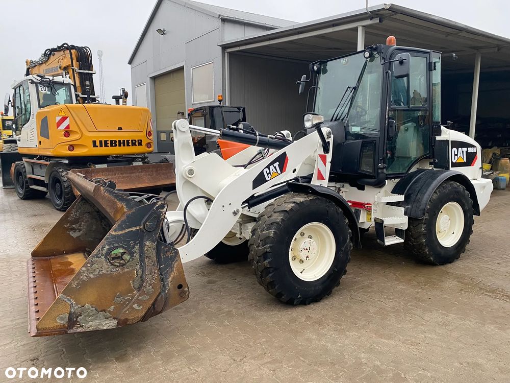 Caterpillar CAT 908M, 2020 ROK, 3400 MTH, ŁYŻKA OTWIERANA + WIDŁY, z NIEMIEC, - 9