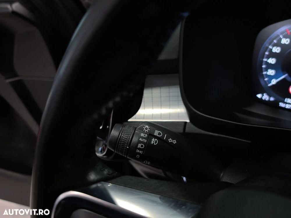 Volvo XC 40 D4 AWD Momentum - 25