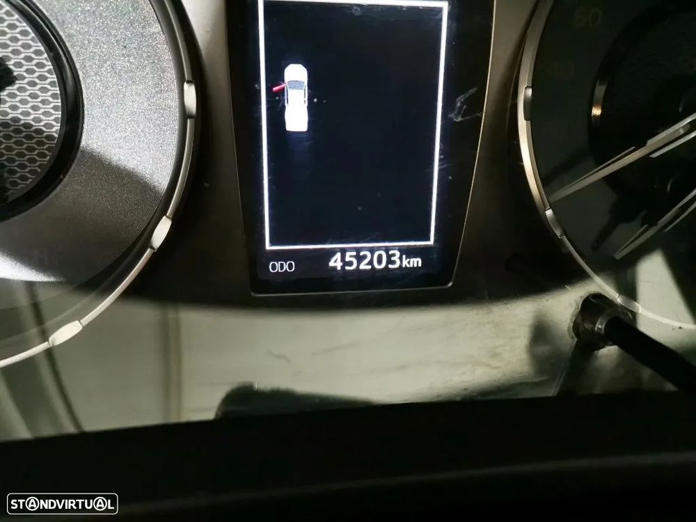 Toyota HILUX 2.4 D-4D 4WD CE CH 3L - 6