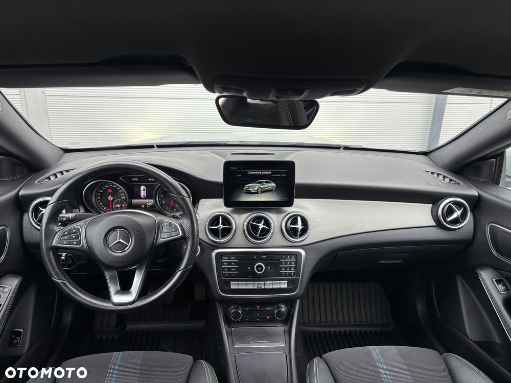 Mercedes-Benz CLA 180 7G-DCT Urban - 25