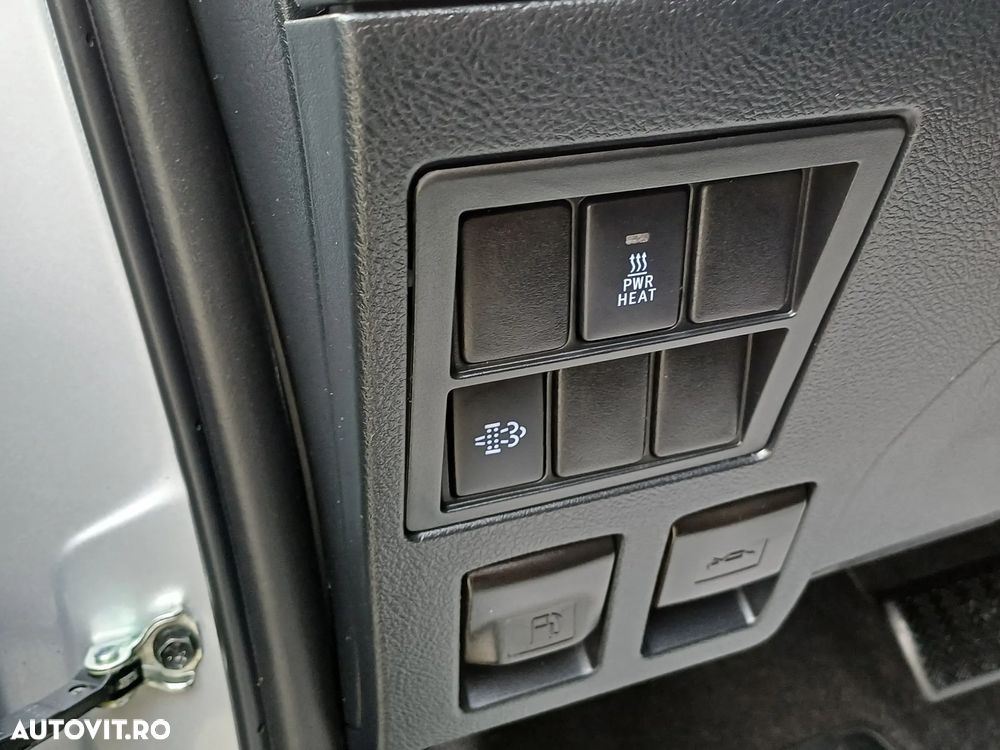 Toyota Hilux 4x4 Double Cab A/T Invincible - 18