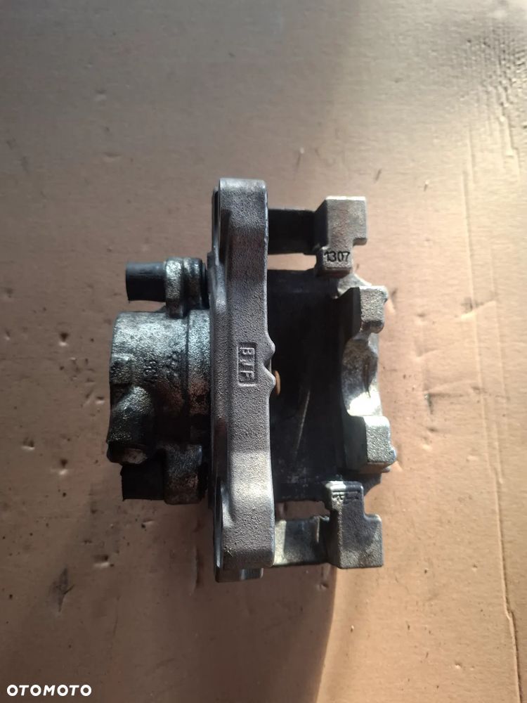 Volvo XC60 II zacisk lewy przód 31665734 - 2