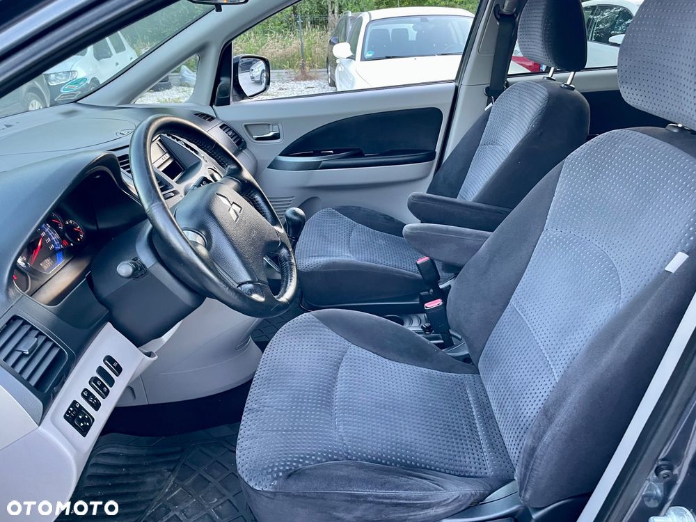 Mitsubishi Grandis 2.4 Inform - 24