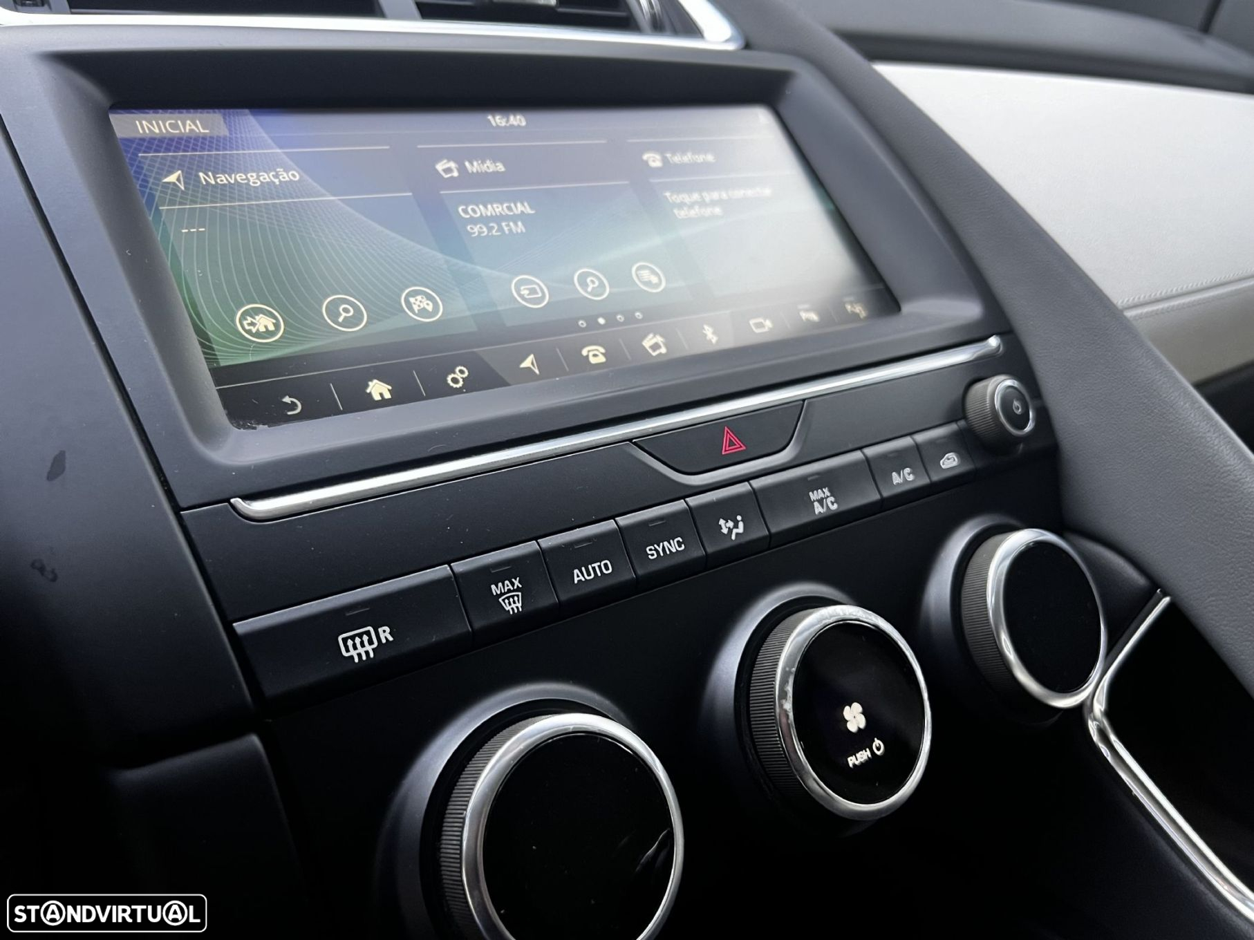 Jaguar E-Pace 2.0 i4D R-Dynamic S - 26