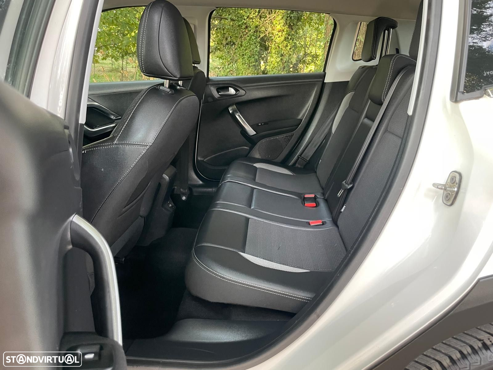 Peugeot 2008 1.2 PureTech Allure - 27